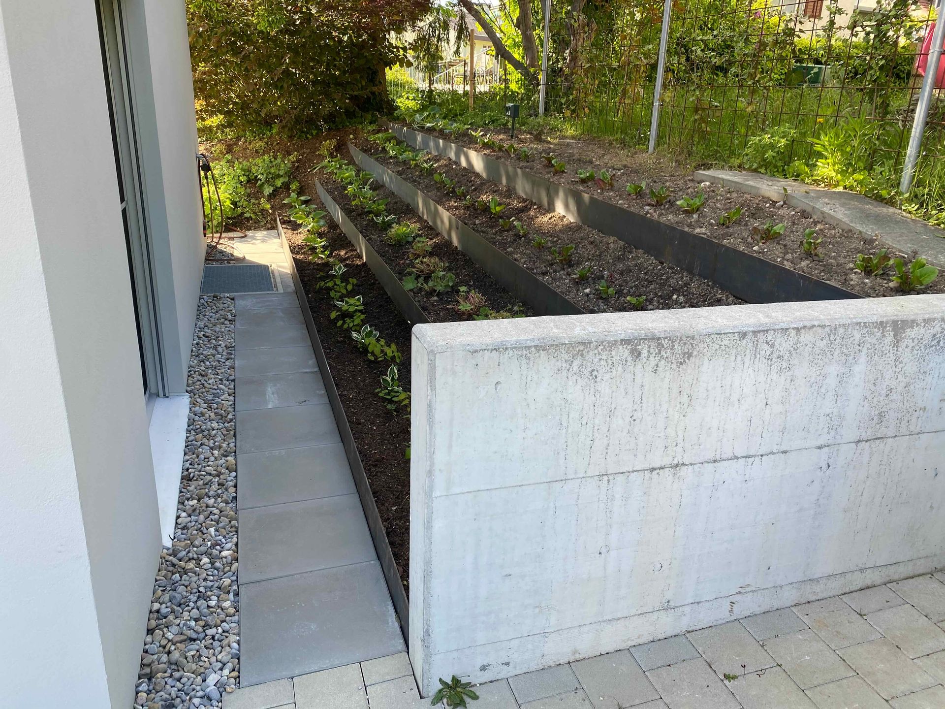 Bepflanzung &amp; Rasen