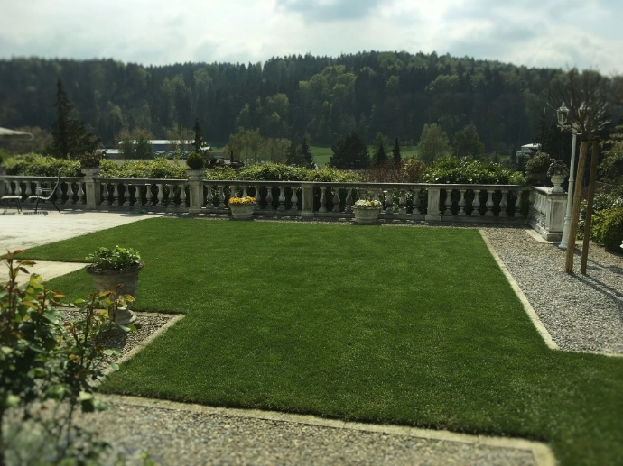 Bepflanzung &amp; Rasen