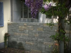Sandsteinmauer Natursteinmauer Kletterhilfe fuer Rankpflanzen